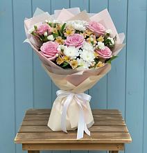 Букет цветов из:  Гвоздики, Орхидеи и Розы в Михайловском Республика Северная Осетия - Алания