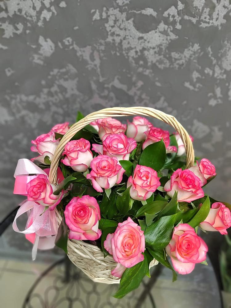 Цветочная композиция из Розы в корзине в Михайловском Республика Северная Осетия - Алания