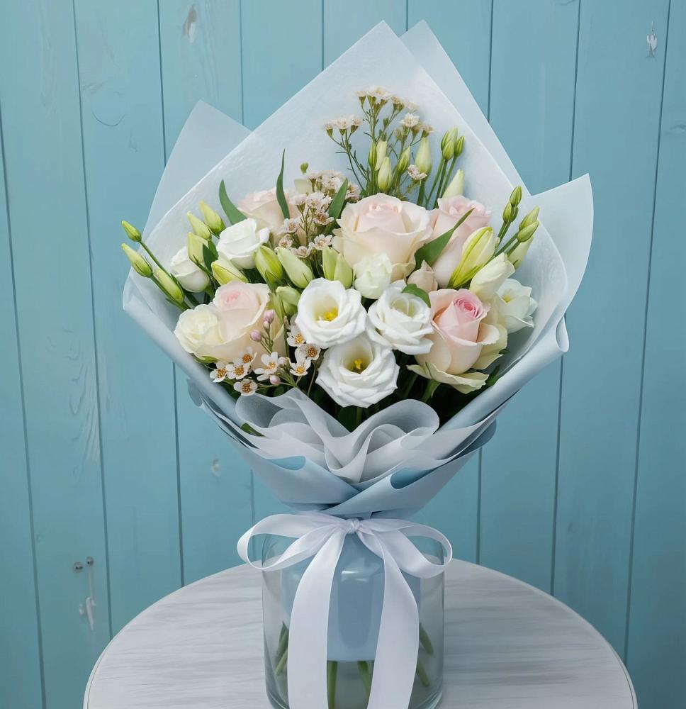 Букет цветов из: Розы и Лизиантусы в Михайловском Республика Северная Осетия - Алания