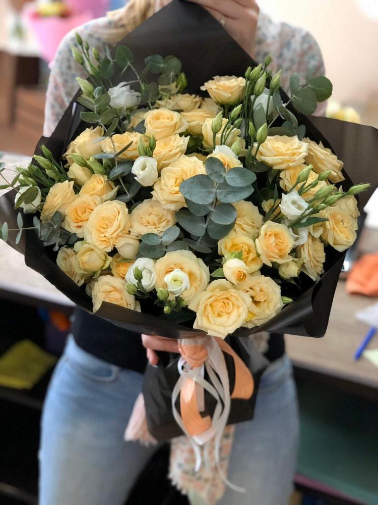 Букет цветов из: Розы и Лизиантусы в Михайловском Республика Северная Осетия - Алания