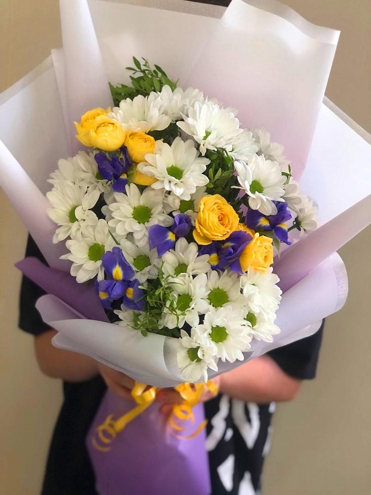 Букет цветов из: Ирисы, Хризантемы и Розы в Михайловском Республика Северная Осетия - Алания