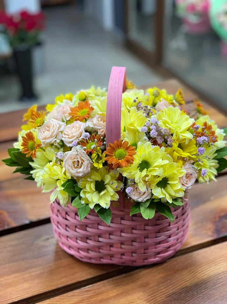 Цветочная композиция из Хризантемы и Розы в корзине в Михайловском Республика Северная Осетия - Алания