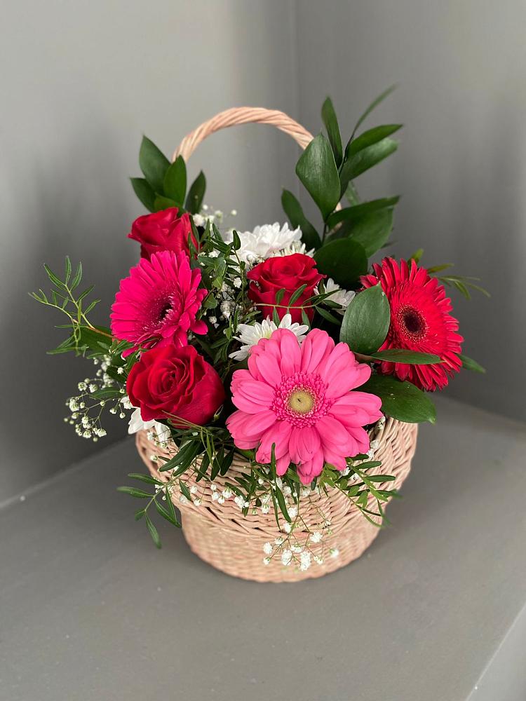 Цветочная композиция из Розы, Хризантемы и Герберы в корзине в Михайловском Республика Северная Осетия - Алания