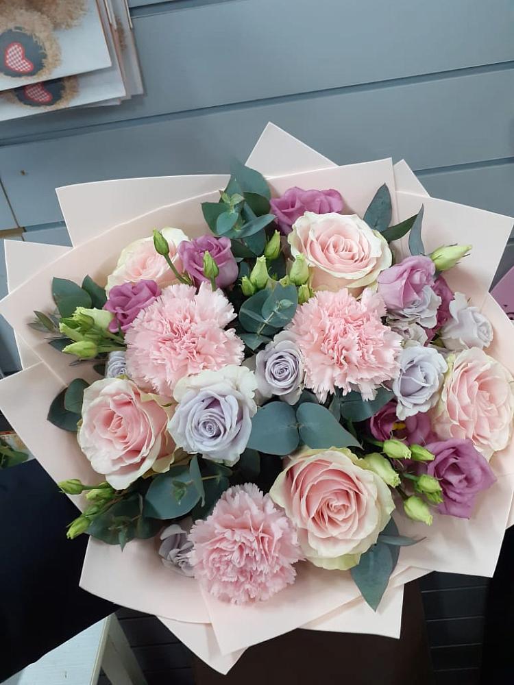 Букет цветов из: Розы, Гвоздики и Лизиантусы в Михайловском Республика Северная Осетия - Алания